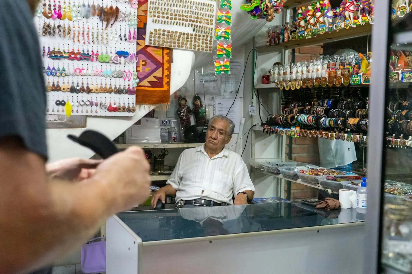 Dueño de un comercio de barrio detrás del mostrador